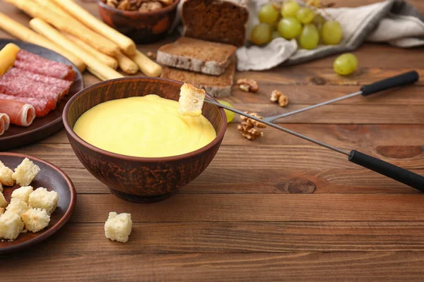 Fondue de queso con aperitivos en la mesa —  Fotos de Stock