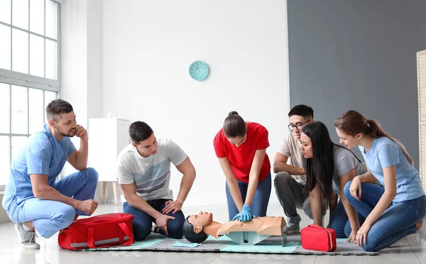 Ausbilder demonstriert bei Erste-Hilfe-Lehrgang CPR an Schaufensterpuppe — Stockfoto