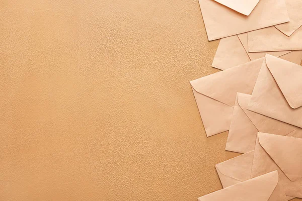 Papieren enveloppen op kleur achtergrond — Stockfoto