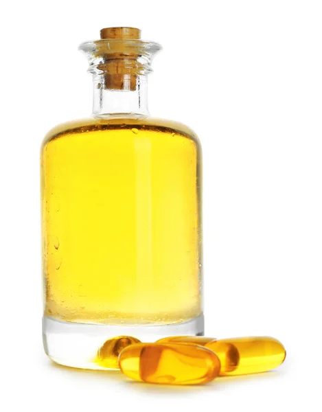 Botella de aceite de pescado y pastillas sobre fondo blanco — Foto de Stock