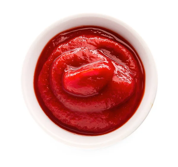 Ciotola di gustosa salsa di pomodoro su sfondo bianco — Foto Stock