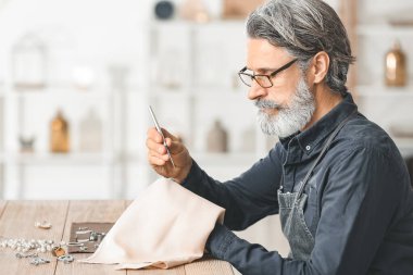 Mücevherci atölyede süsleme yapıyor.
