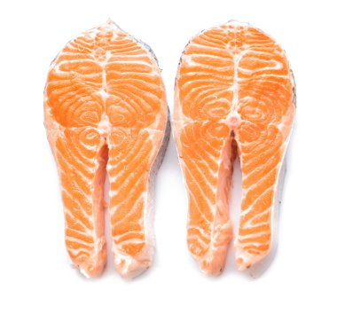 Beyaz arka planda çiğ somon bifteği