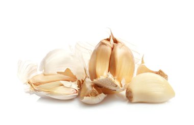 Beyaz arka planda taze sarımsak