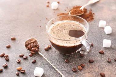 Gri arka planda bir fincan sıcak kahve.