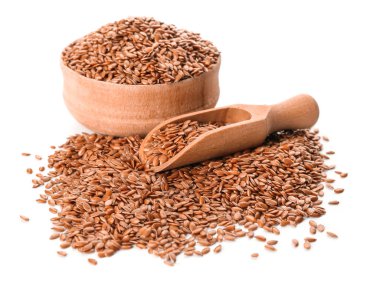 Beyaz arka planda keten tohumu ile kase ve kepçe