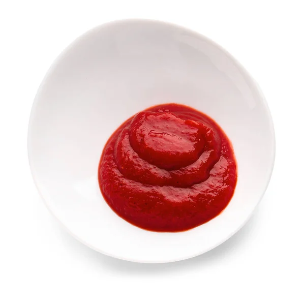 Plato con sabrosa salsa de tomate sobre fondo blanco — Foto de Stock