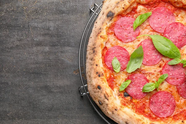 Smaklig pizza på grå bakgrund — Stockfoto