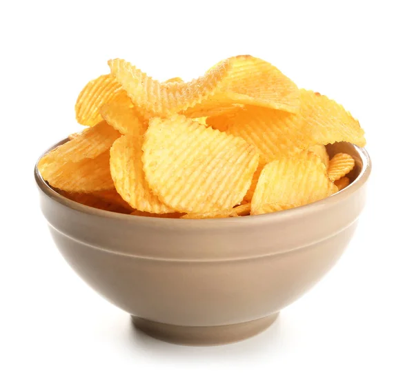 Bowl ízletes burgonya chips fehér alapon — Stock Fotó