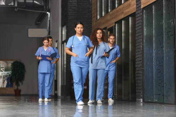 Skupina studentů na chodbě lékařské univerzity — Stock fotografie