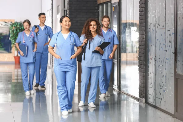 Ομάδα φοιτητών στο διάδρομο του ιατρικού πανεπιστημίου — Φωτογραφία Αρχείου
