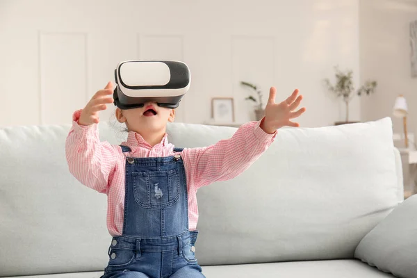 Little girl with virtual reality glasses at home — Stock Photo, Image