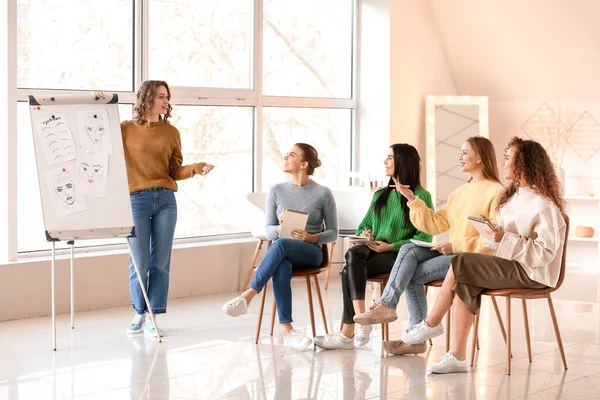 Young woman teaching students in makeup school — Stock Photo, Image