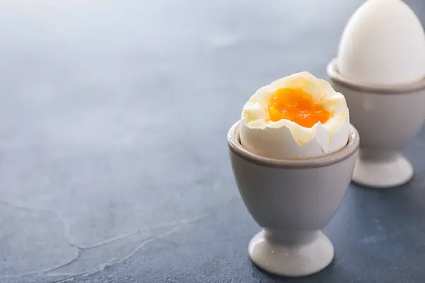 Smaczne jajka gotowane na stole — Zdjęcie stockowe