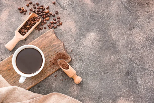 Samenstelling met hete koffie op grijze achtergrond — Stockfoto