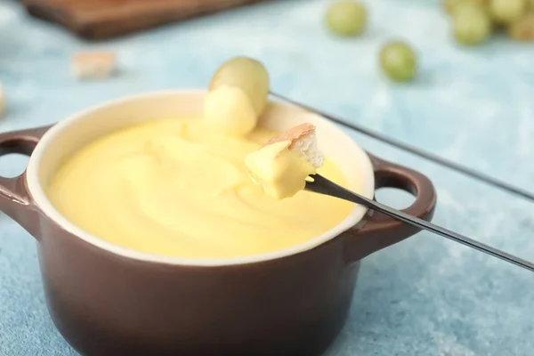 Inmersión de crouton y uva en fondue de queso, primer plano — Foto de Stock