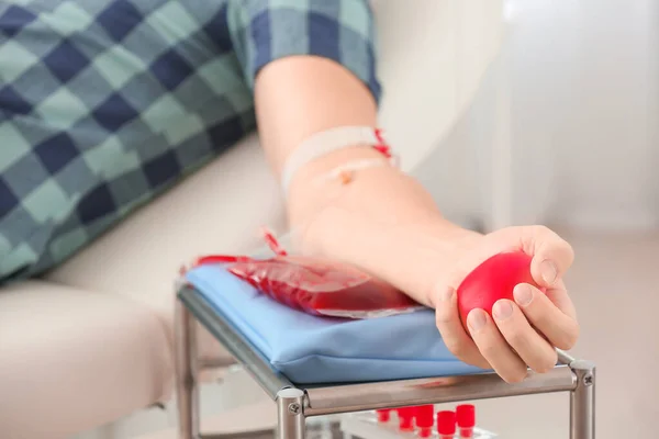 Człowiek, oddawanie krwi w szpitalu — Zdjęcie stockowe