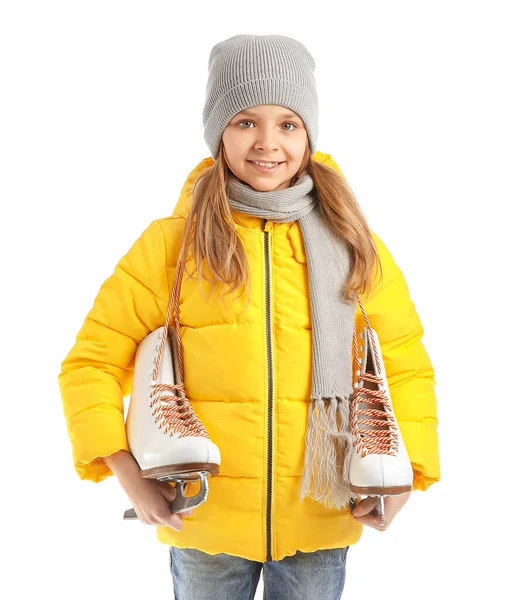 Nettes kleines Mädchen mit Schlittschuhen auf weißem Hintergrund — Stockfoto