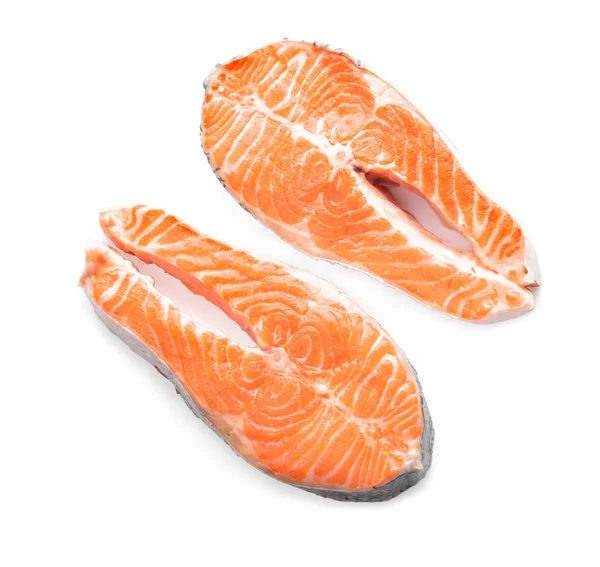 Bifes de salmão crus sobre fundo branco — Fotografia de Stock