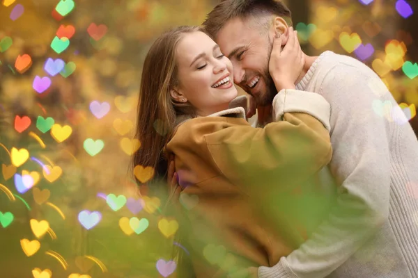 Amar pareja joven en el parque de otoño — Foto de Stock