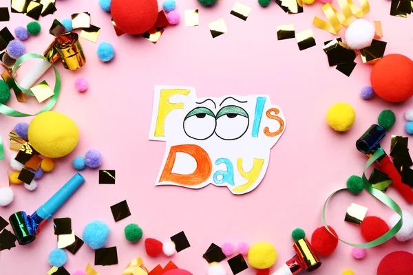 Feestdecor met tekst Fool 's Day op kleur achtergrond — Stockfoto