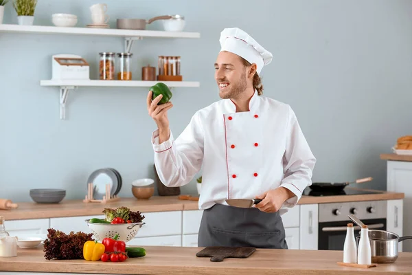 Мужской шеф-повар на кухне — стоковое фото