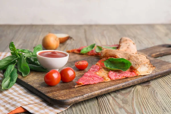 Fatias de pizza saborosa na mesa de madeira — Fotografia de Stock