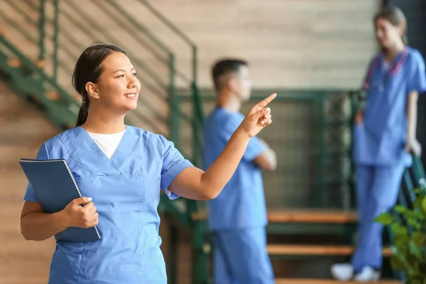 Mujer asiática estudiante de medicina en clínica — Foto de Stock