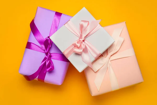 Hermosas cajas de regalo sobre fondo de color —  Fotos de Stock