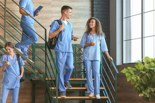 Skupina studentů medicíny na schodech moderní kliniky — Stock fotografie