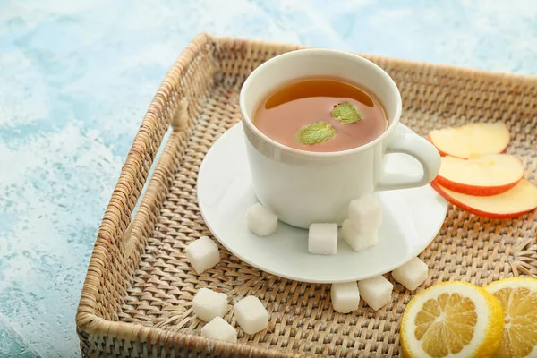 Taza de té caliente en la mesa —  Fotos de Stock