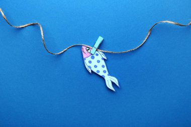 Renkli kağıttan balık. 1 Nisan şakası.