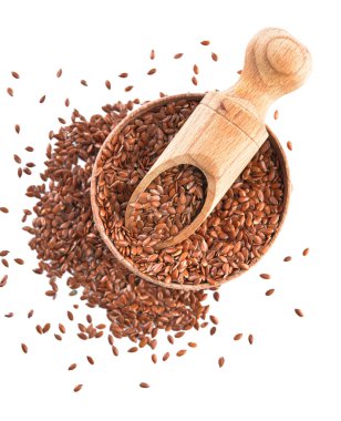 Beyaz arka planda keten tohumu ile kase ve kepçe