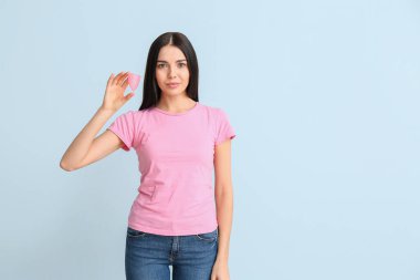 Regl fincanı renkli genç bir kadın.