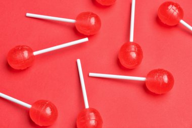 Renkli arka planda lezzetli lolipoplar