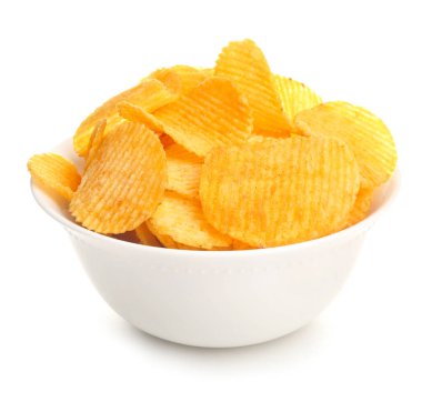 Beyaz arka planda lezzetli patates cipsli kase