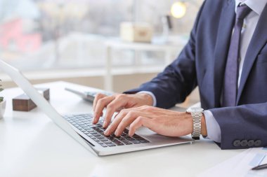 Ofiste çalışan erkek banka müdürü.