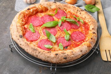 Gri arka planda lezzetli pizza