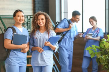 Bir grup tıp öğrencisi modern kliniğin koridorunda.