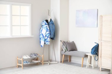 Modern salonun iç dekorasyonu ve kışlık giysiler.