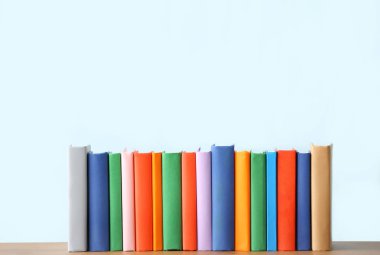 Işık arka plana karşı masada birçok kitap