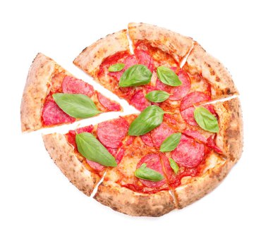 Beyaz arka planda lezzetli pizza.