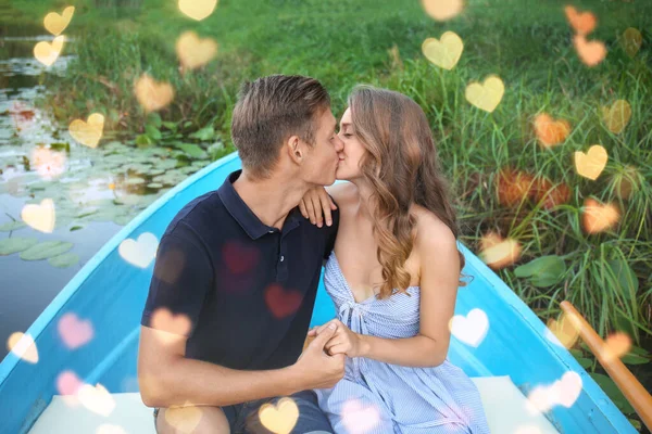 Linda pareja joven que tiene una cita romántica en barco —  Fotos de Stock