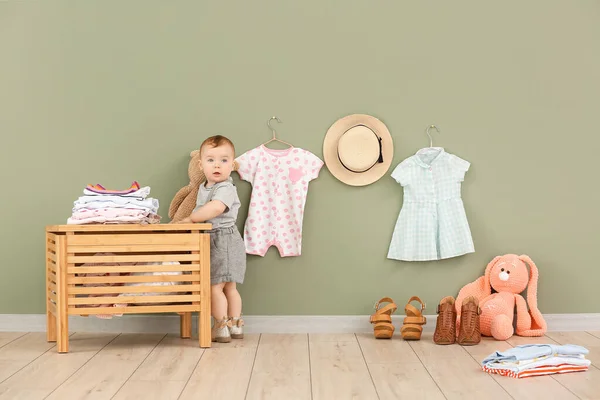 Leuke baby met stijlvolle kleding thuis — Stockfoto