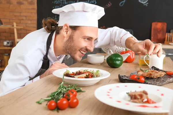 Male chef cooking in kitchen — Stock Photo, Image