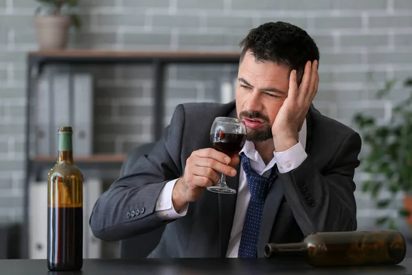 Uomo d'affari che beve vino in ufficio. Concetto di alcolismo — Foto Stock