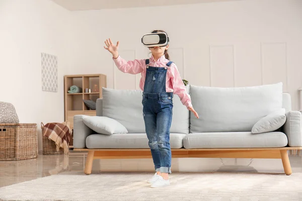 Little girl with virtual reality glasses at home — Stock Photo, Image