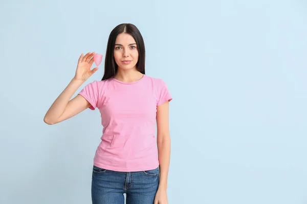 Wanita muda dengan cangkir menstruasi dengan latar belakang warna — Stok Foto