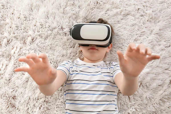 Little boy with virtual reality glasses at home — Stock Photo, Image
