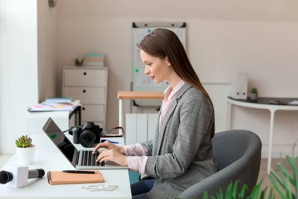 Female journalist working in office — Stock Photo, Image
